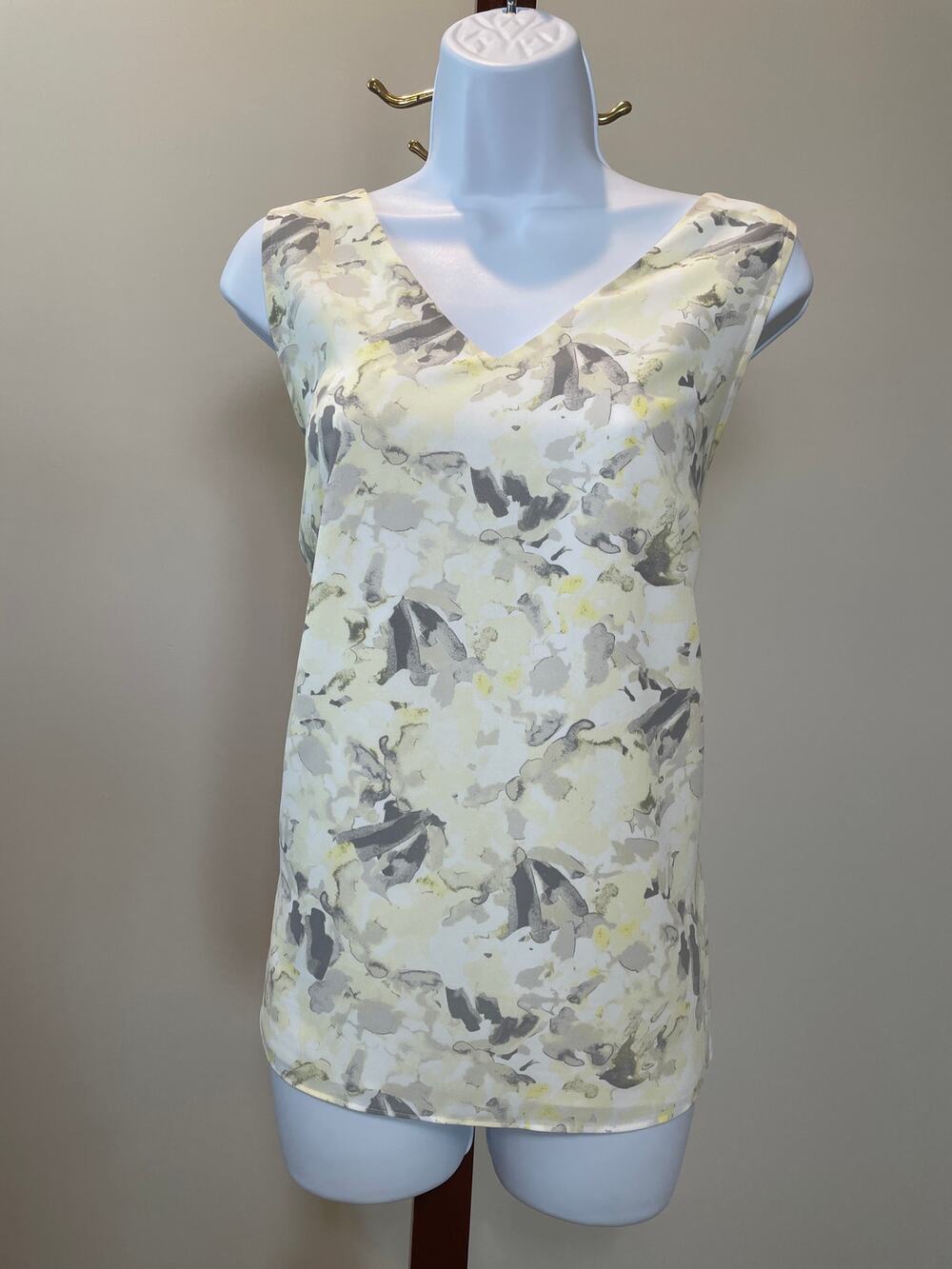 Nine West Sleeveless Top XL Light Yellow Gray Print Lightweight Blouse
